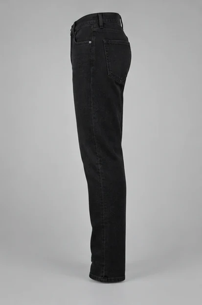 Джинсы tapered fit — сбоку / ¾ (DEMO)